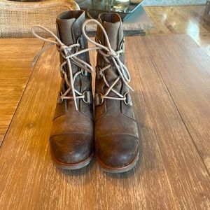 Sorel lace up boots, worn 1 time size 8.